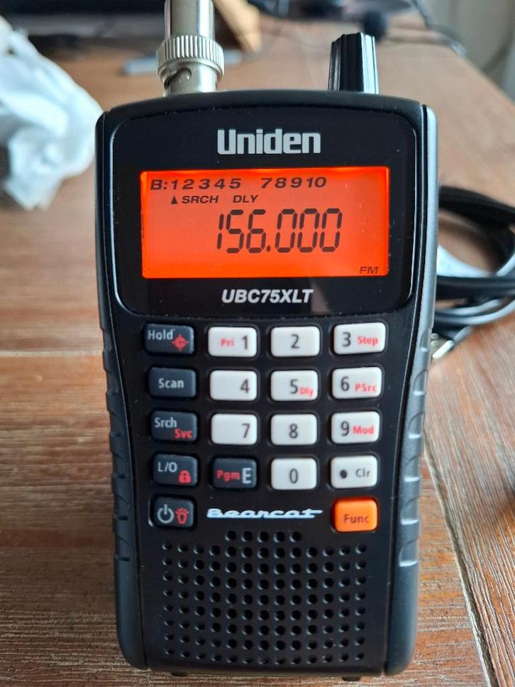 Scanner UNIDEN UBC75XLT + magneetvoet antenne, houder, kabel, Telecommunicatie, Scanners, Gebruikt, 200 tot 500 kanalen, Draagbaar