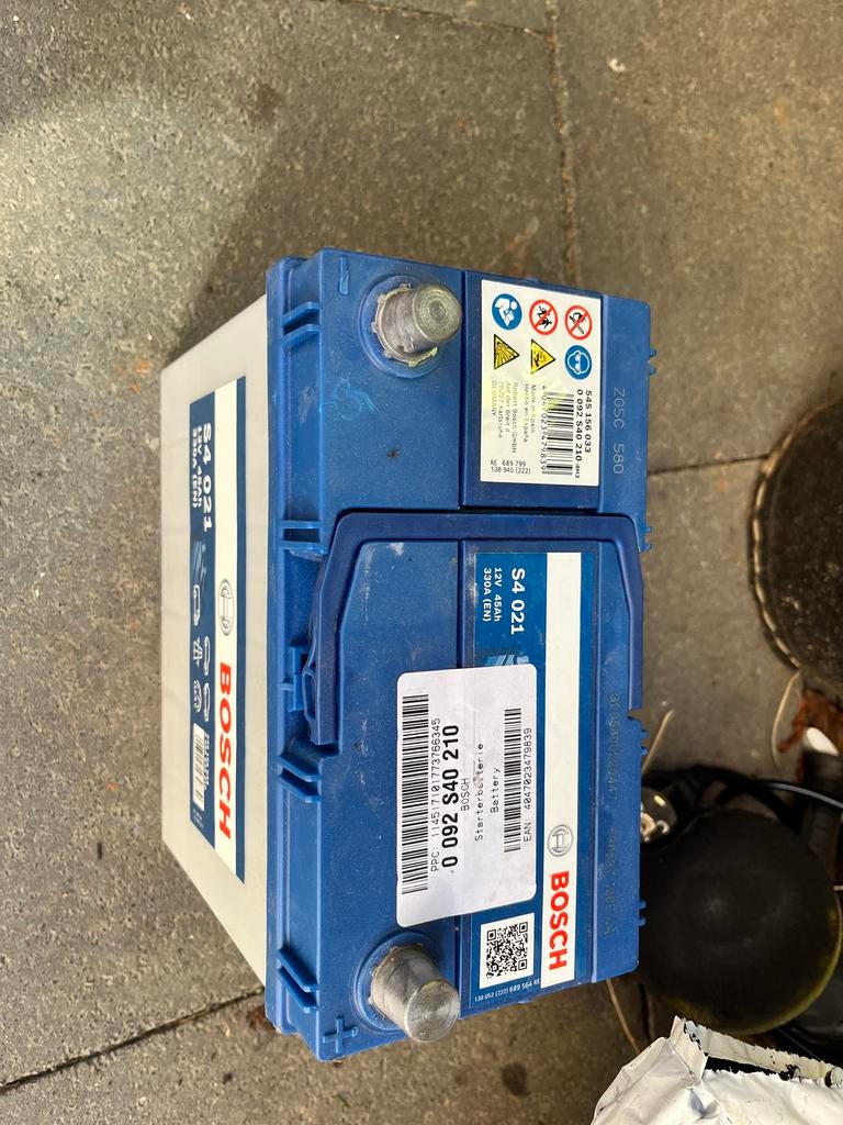 Bosch S4 021 Accu 12V 45Ah 330A Startaccu 2 weken gebruikt, Auto-onderdelen, Accu's en Toebehoren, Ophalen, Gebruikt, Universele onderdelen