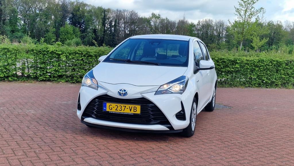 Toyota Yaris 1.5 Hybrid 100pk CVT 2020 Wit, Auto's, Toyota, 40 €/maand, Wit, Origineel Nederlands, Grijs