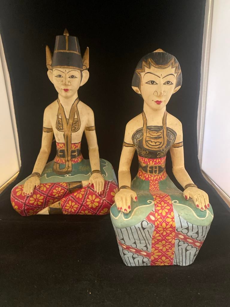 Set van 2 handgesneden en beschilderde houten beelden, Antiek en Kunst, Kunst | Beelden en Houtsnijwerken, Ophalen of Verzenden