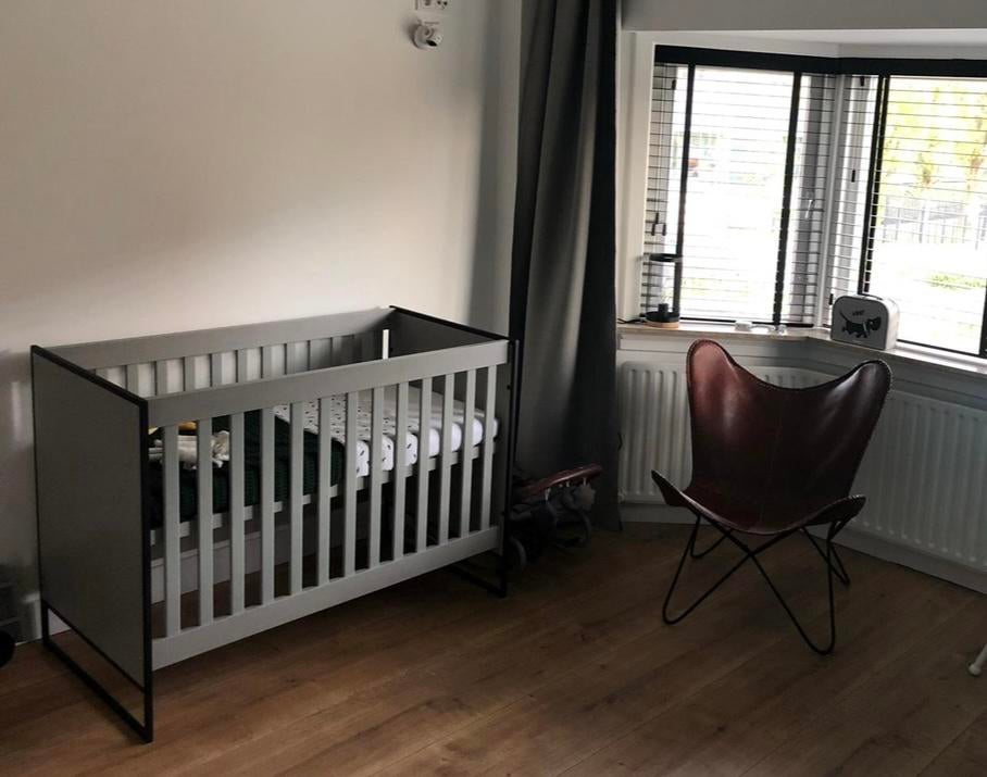 Commode en ledikant grijs met staal – verstelbaar, Ophalen, Zo goed als nieuw, Jongetje of Meisje