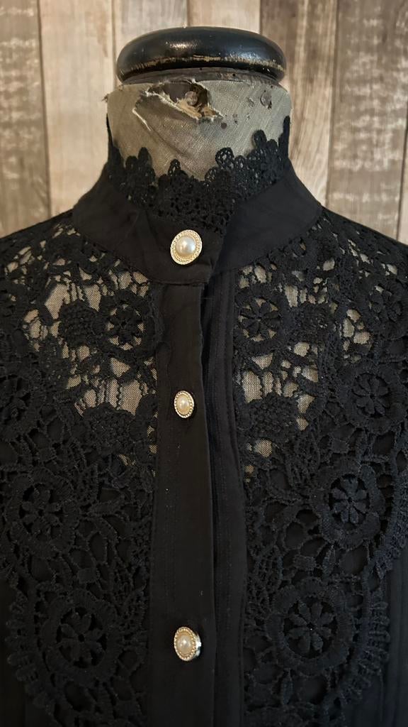 Zwarte victoriaanse look blouse maat L met kant, Kleding | Dames, Maat 38/40 (M), Zwart, Ophalen of Verzenden, Zo goed als nieuw