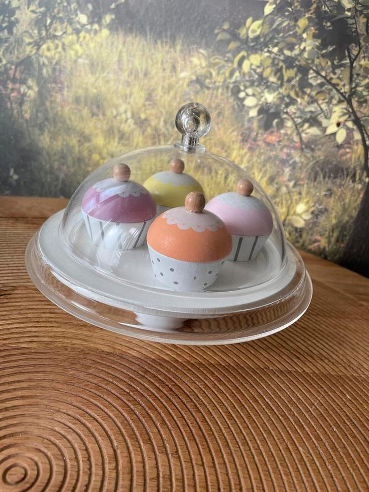 Houten cupcakes met stolp - speelgoed Jabadabado, Kinderen en Baby's, Speelgoed | Houten speelgoed, Nieuw, Meubelstuk of Keukentje