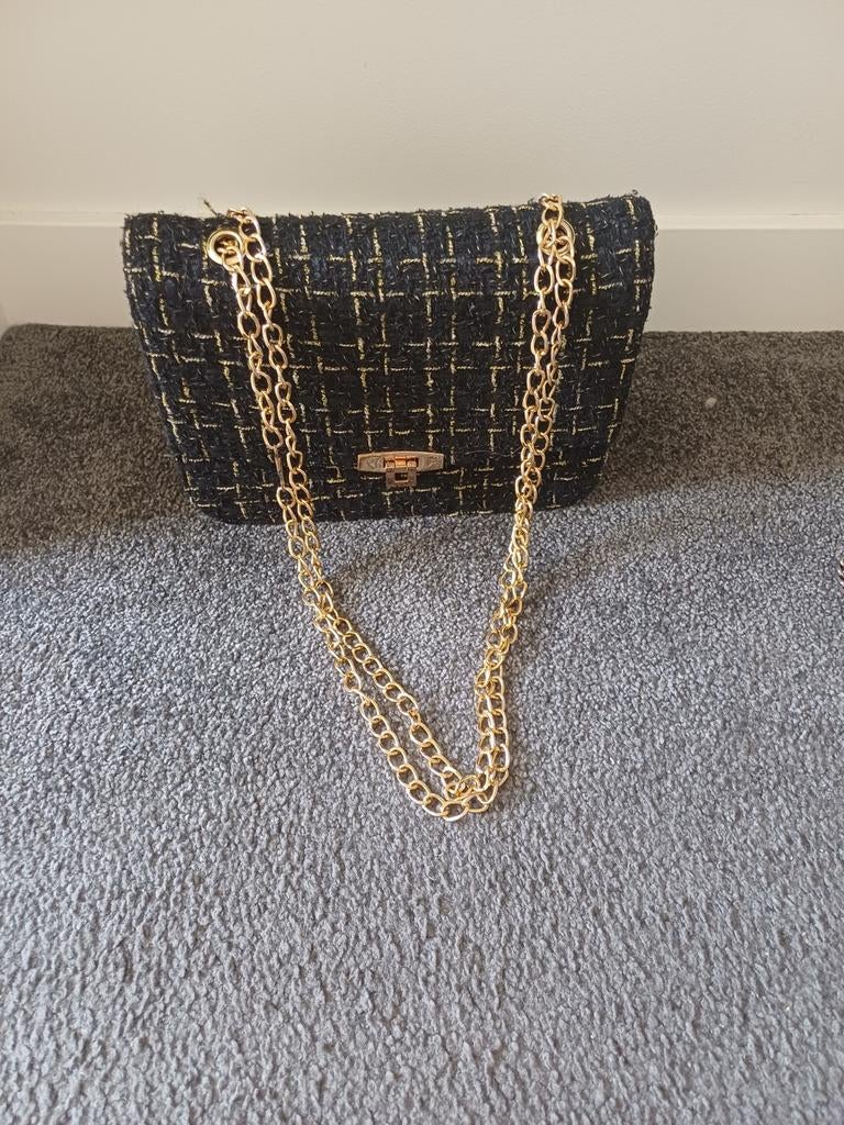 Zwart tasje met gouden ketting, Ophalen of Verzenden, Zo goed als nieuw, Zwart, Schoudertasje