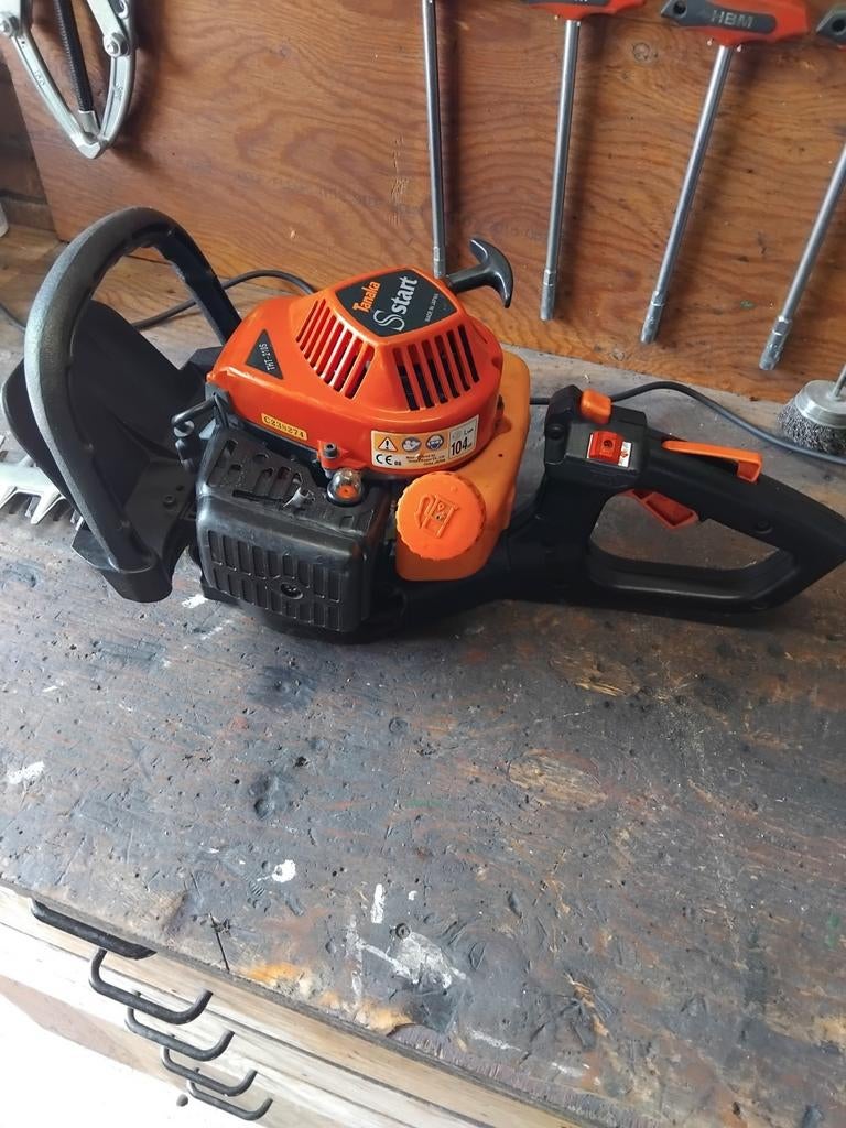 Tanaka motor heggenschaar, Ophalen, Benzine