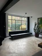 Design zwarte lederen bank van het merk Cassina, Huis en Inrichting, Banken | Bankstellen, Ophalen of Verzenden, Zo goed als nieuw