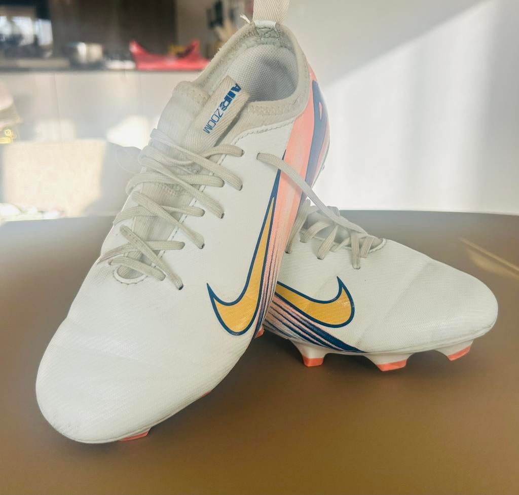 Voetbalschoenen Nike maat 35, Sport en Fitness, Voetbal, Maat XS of kleiner, Ophalen of Verzenden, Zo goed als nieuw, Schoenen