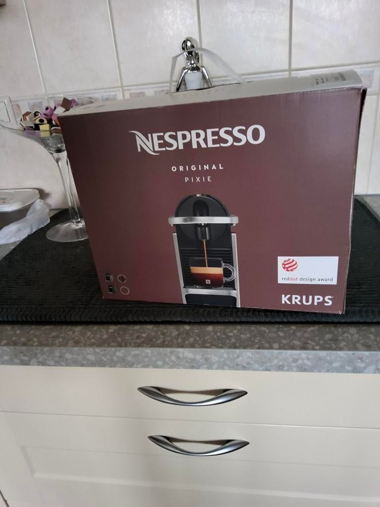 Nespresso Pixie Koffiemachine + Cups - Zo goed als nieuw, Espresso apparaat, Ophalen of Verzenden, Zo goed als nieuw, 1 kopje