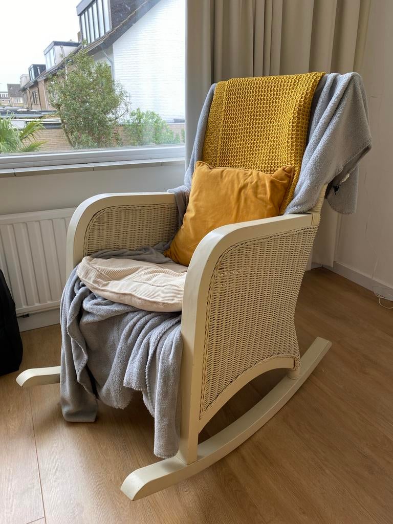Comfortabele Schommelstoel voor Babykamer of Woonkamer, Huis en Inrichting, Stoelen, Ophalen, Gebruikt, Wit, Riet of Rotan