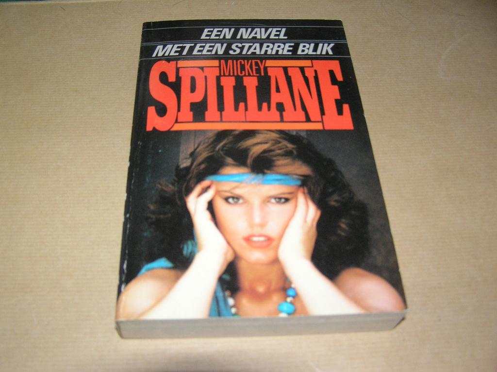 Een Navel met een Starre Blik-Mickey Spillane, Boeken, Detectives, Zo goed als nieuw, Ophalen of Verzenden