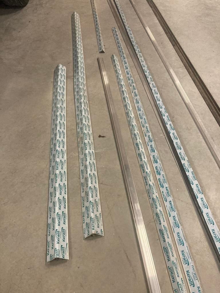 Keralit hoekprofielen en eindprofielen lichtgrijs, Doe-het-zelf en Verbouw, IJzerwaren en Bevestigingsmiddelen, Ophalen, 250 mm of meer