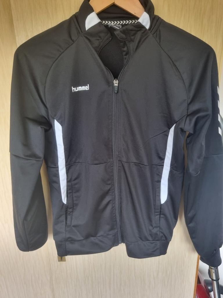 Mooi zwart sportvest jas hummel  trainingsvest 164, Sport- of Zwemkleding, Ophalen of Verzenden, Zo goed als nieuw, Hummel