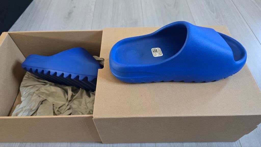 Yeezy slide. Blauw. Nieuw in doos. Maat 40,5., Ophalen of Verzenden, Nieuw
