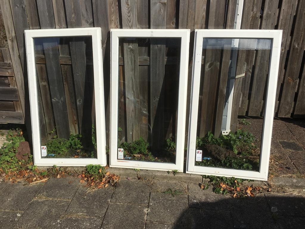 3 hardhouten ramen met dubbelglas 50 euro per stuk, Doe-het-zelf en Verbouw, Kozijnen en Schuifpuien, Ophalen, Gebruikt, Hout