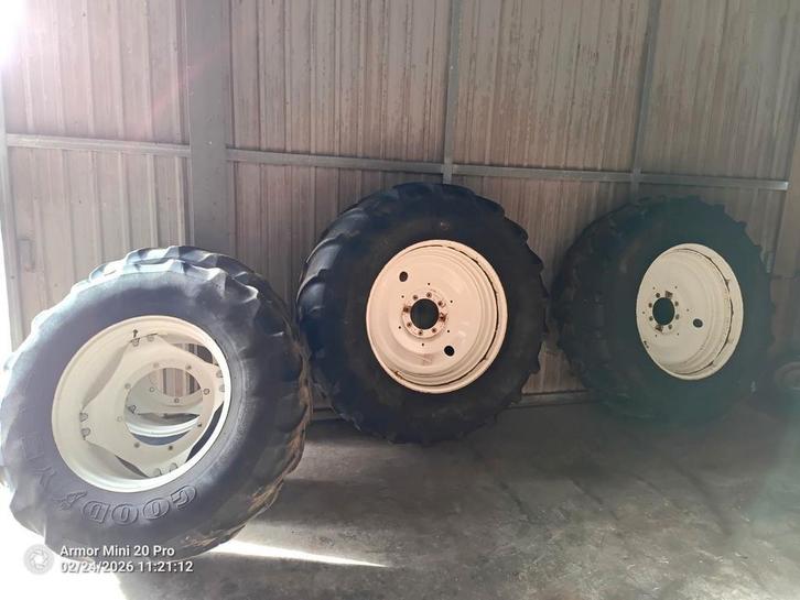 Banden velgen new holland  ( t6000)  520/85-38  16.9x28, Zakelijke goederen, Agrarisch | Onderdelen | Banden, Velgen en Assen