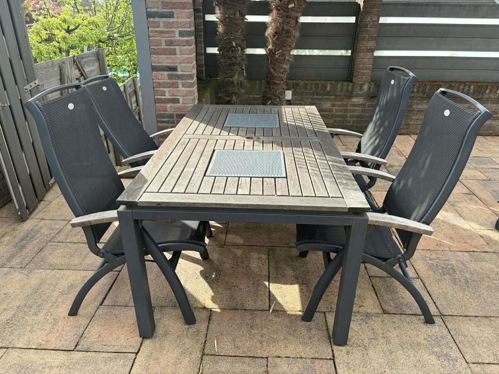 Hartman Tuinset, 4 stoelen, 4 kussens en tafel, Ophalen, Gebruikt, Kunststof