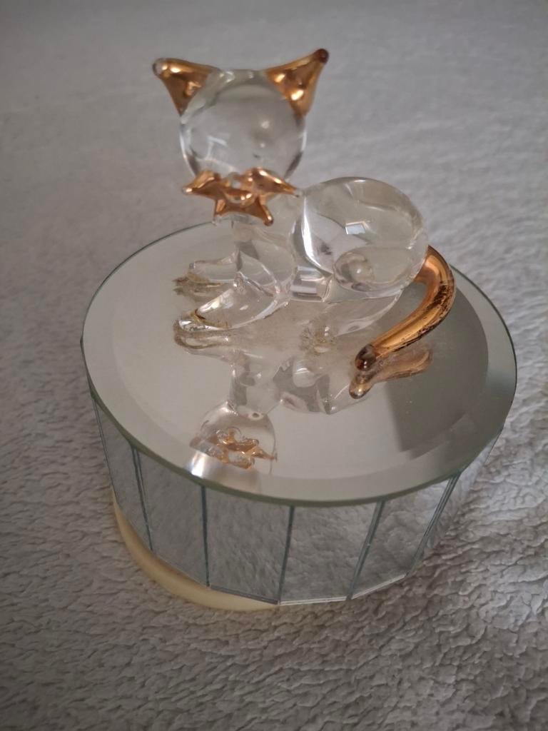Glazen Swarovski poes beeldje op muziekdoos, Verzamelen, Ophalen