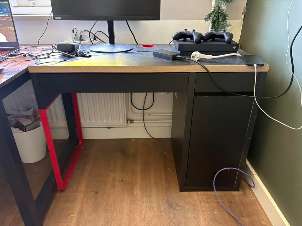 Bureau Micke (IKEA) zwart/rood 105x50cm, Ophalen, Zwart, 105 cm, Gebruikt
