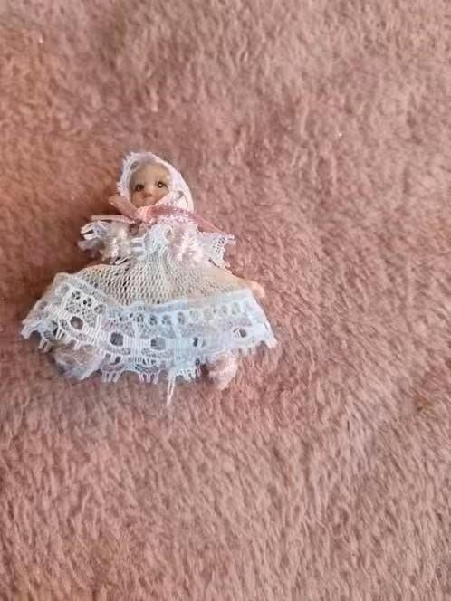 poppenhuis miniaturen porseleinen popje 5 cm kanten jurkje 1, Verzamelen, Poppenhuizen en Toebehoren, Ophalen of Verzenden, Zo goed als nieuw