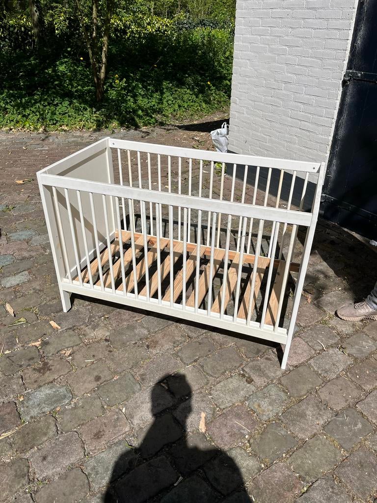 Wit houten ledikantje met lattenbodem, Kinderen en Baby's, Babywiegjes en Ledikanten, Gebruikt, Ledikant, Ophalen of Verzenden