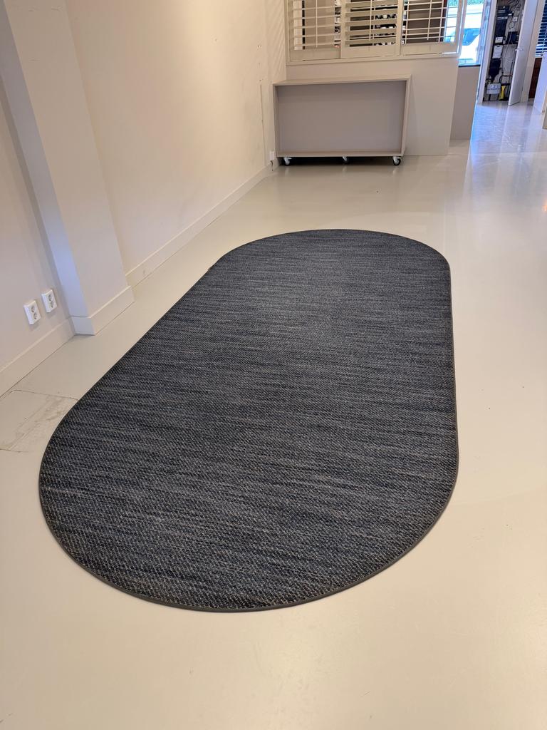 Ovaal Desso Vloerkleed Denim - 380x180 cm, Huis en Inrichting, Stoffering | Tapijten en Kleden, Ophalen, Gebruikt, Blauw, 150 tot 200 cm