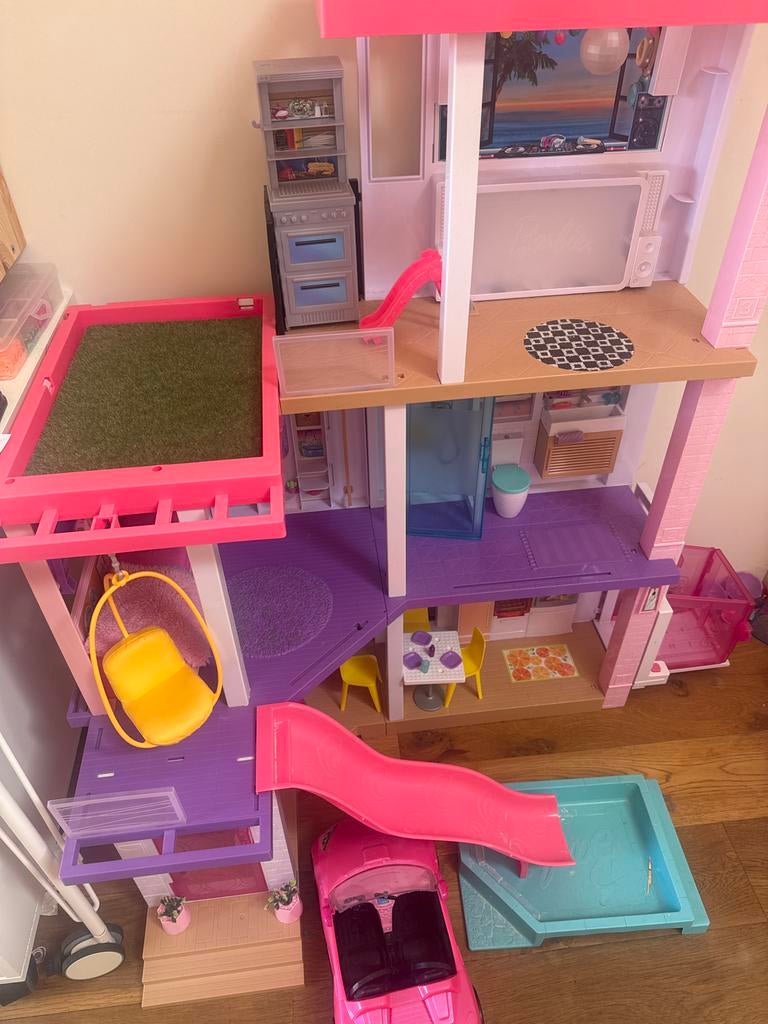 Barbie mega huis met geluid en licht + accessoires, Ophalen of Verzenden, Zo goed als nieuw, Poppenhuis
