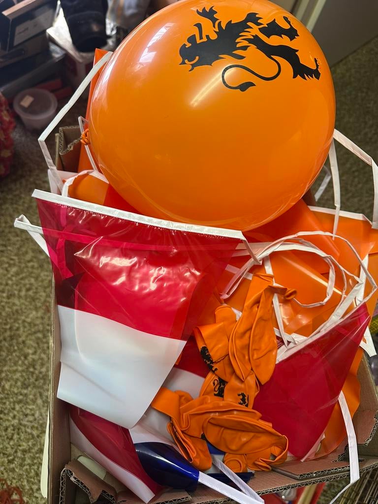 Pakjes oranje/rood-wit-blauwe slingers en 12 balonnen p pak, Ophalen of Verzenden, Nieuw