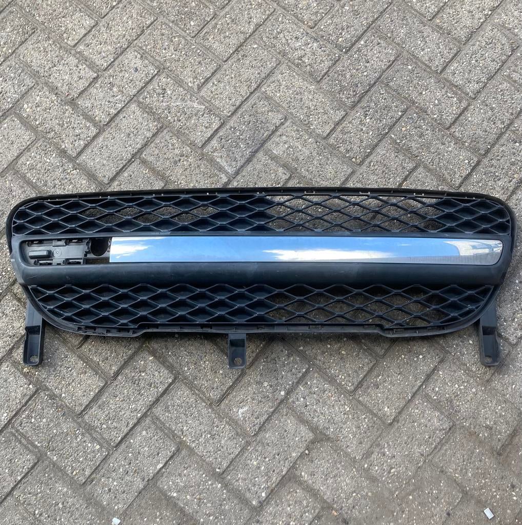 Peugeot 107 voorbumper grill grille met chroomlijst compleet, Peu, Ophalen of Verzenden, Bumper, Peugeot
