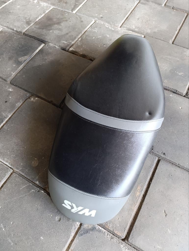 Zadel voor Sym scooter - Zo goed als nieuw, Fietsen en Brommers, Ophalen of Verzenden, Zo goed als nieuw, Overige modellen