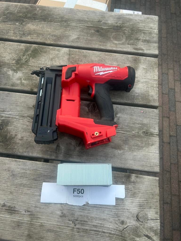 Milwaukee M18 FN18GS brad nailer, Ophalen of Verzenden, Zo goed als nieuw