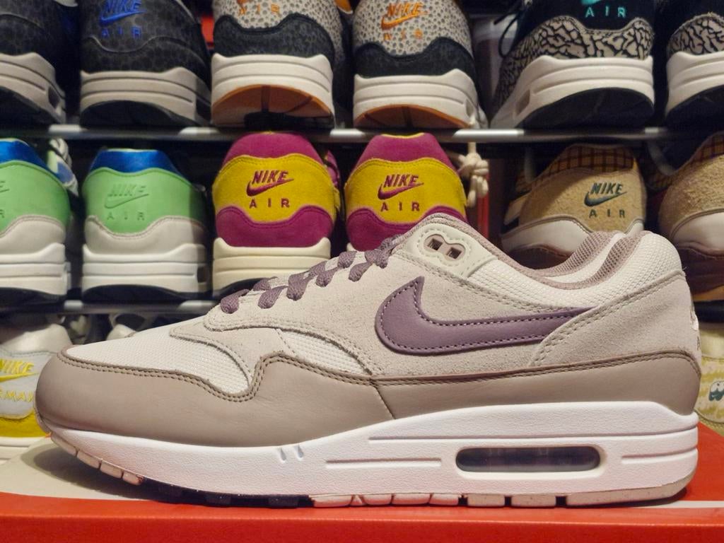 Nike Air Max 1 Light Bone Violet Dust - us 9 eur 42.5, Kleding | Heren, Schoenen, Overige kleuren, Nike, Nieuw, Ophalen of Verzenden