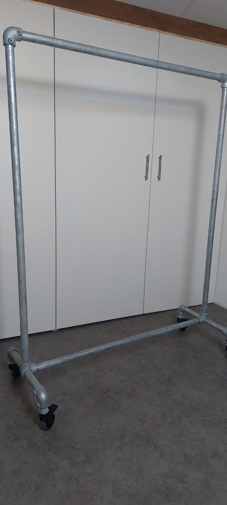 Steigerbuizen kledingrek met wielen - Industrieel design, Ophalen, Met wielen, Zo goed als nieuw