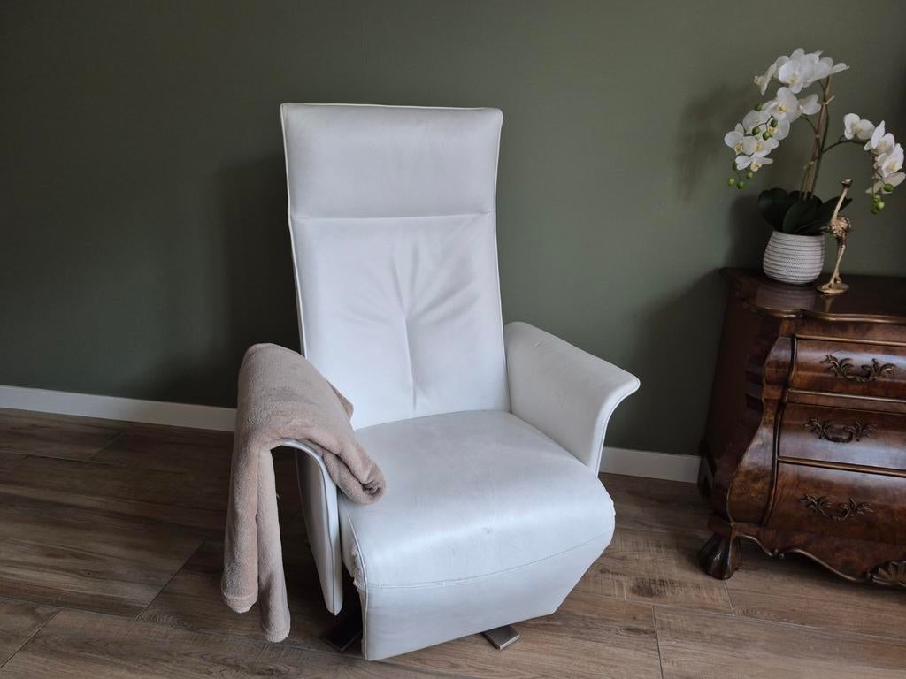 Stoel wit leer fauteuil, Huis en Inrichting, Fauteuils, Ophalen, Gebruikt, Leer, 50 tot 75 cm