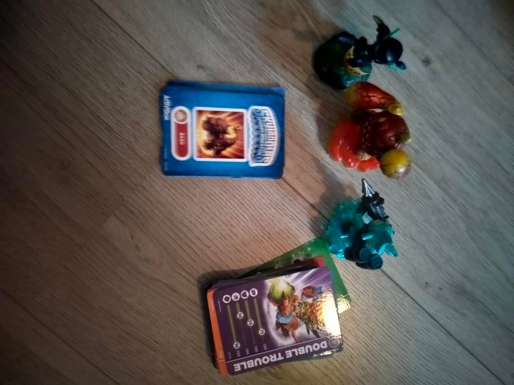 3 Skylanders + Kaartjes en stickers, Ophalen of Verzenden, Gebruikt