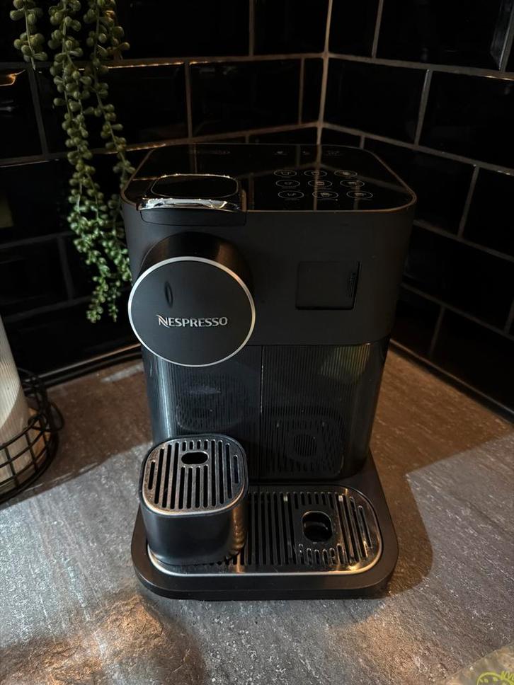 Nespresso De'Longhi koffiemachine met melkschuimer, Witgoed en Apparatuur, Koffiezetapparaten, Gebruikt, Koffiepads en cups, Koffiemachine