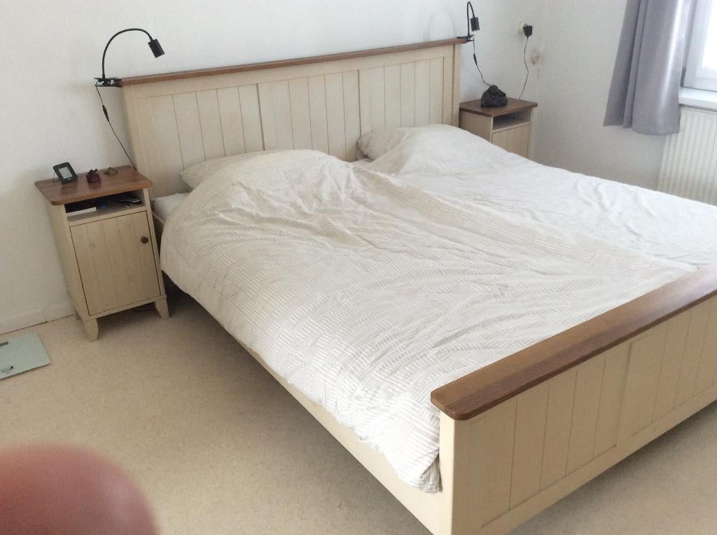 2 persoons bed met nachtkastjes en leeslampjes, Huis en Inrichting, Slaapkamer | Bedden, Scandinavische stijl, Gebruikt, Wit, Tweepersoons