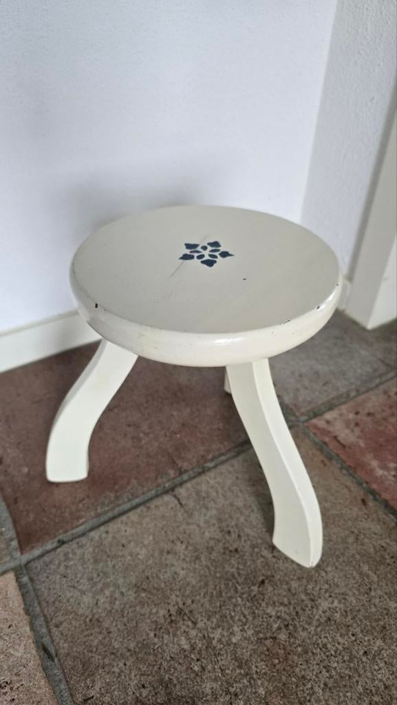 vintage wit houten melkkrukje / driepoot met blauwe bloem, Huis en Inrichting, Ophalen of Verzenden, Gebruikt, Hout