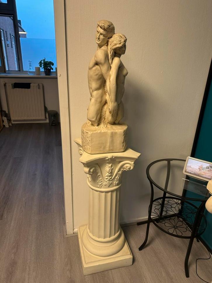 Zuil met beeld Adam en Eva - Klassieke decoratie, Antiek en Kunst, Kunst | Beelden en Houtsnijwerken, Ophalen