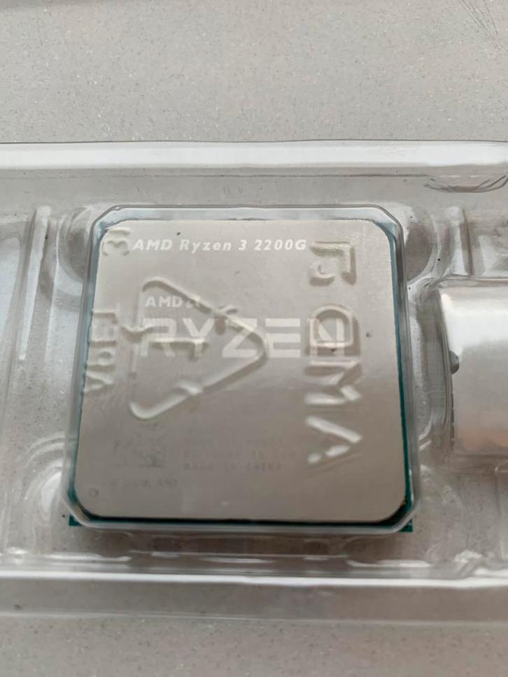 AMD Ryzen 3 2200G Processor met Radeon Vega 8 Graphics, Computers en Software, Processors, Zo goed als nieuw, 4-core, 3 tot 4 Ghz