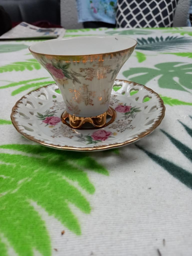 Vintage porseleinen kop en schotel van Versailles., Ophalen of Verzenden, Zo goed als nieuw, Porselein, Kop en/of schotel