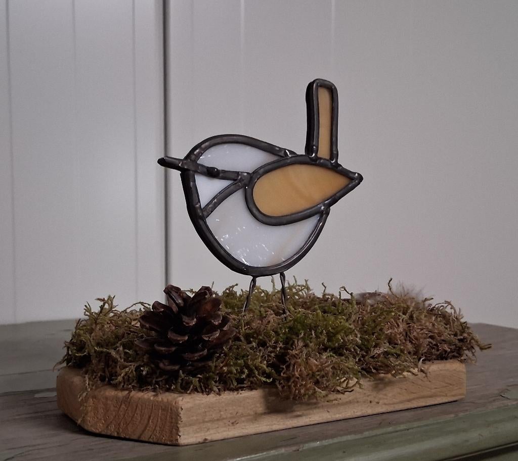 Schattig glas in lood winterkoninkje op houten voet, Antiek en Kunst, Kunst | Overige Kunst, Ophalen of Verzenden