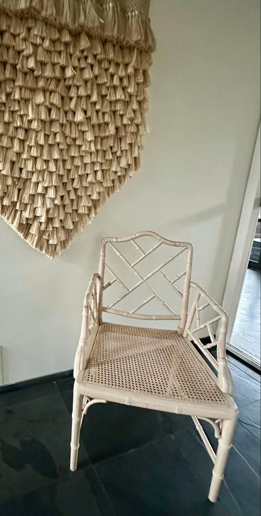 Off White Bamboe Chippendale Stoel met Armleuningen, Huis en Inrichting, Stoelen, Gebruikt, Eén, Hout, Wit, Ophalen