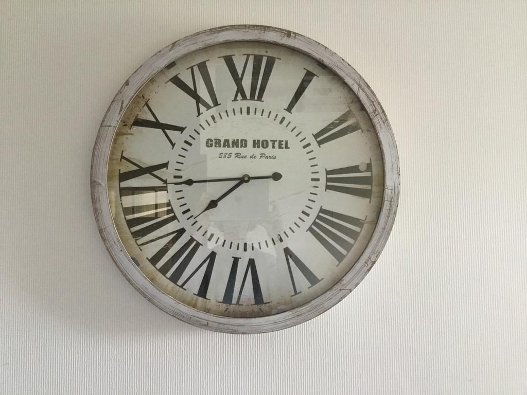 Wandklok met Romeinse cijfers, Ophalen