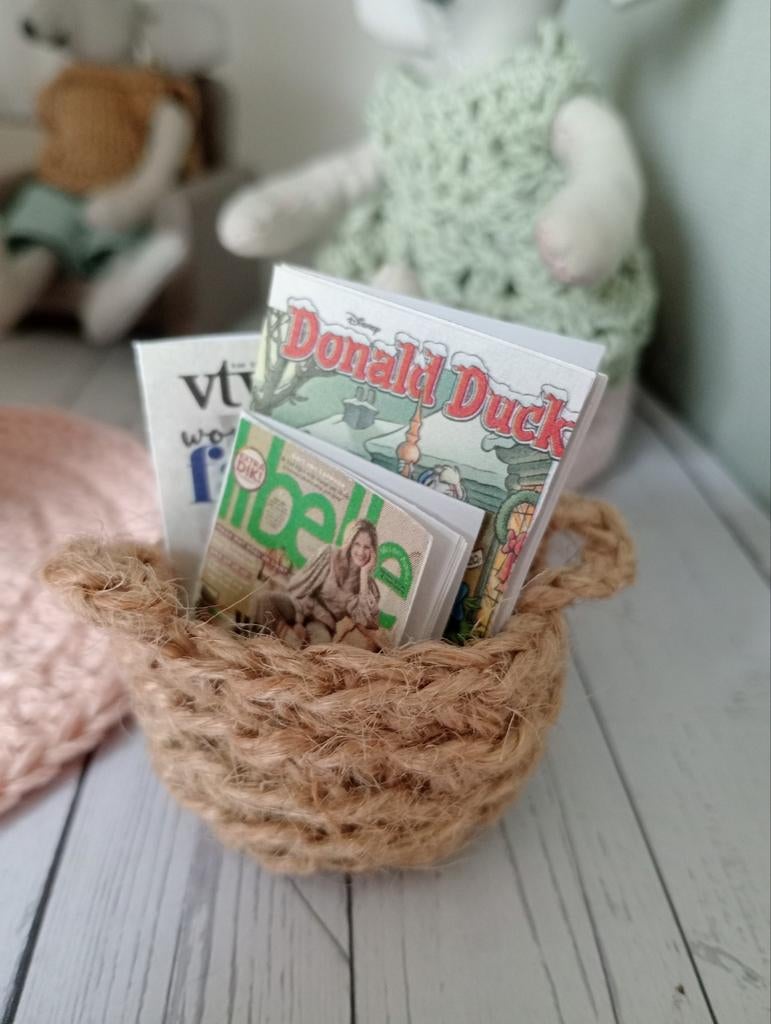 Jute mandje met boekjes muizenhuis poppenhuis, Verzamelen, Ophalen of Verzenden, Poppenhuis