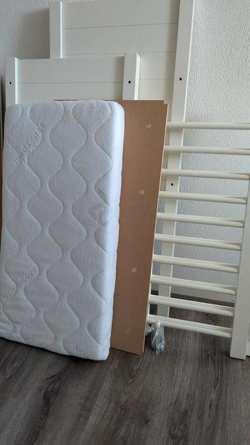 Wieg ledikant baby met dik matras beschikbaar voor biedingen