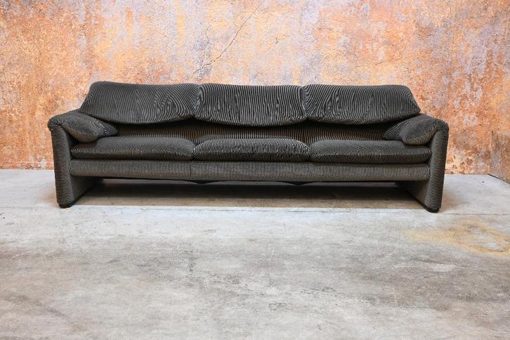 IZG Staat fraaie stoffen Cassina Maralunga design 3zits bank, Huis en Inrichting, Banken | Bankstellen, Zo goed als nieuw, Rechte bank