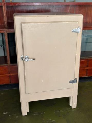 Art deco ijskast beschikbaar voor biedingen