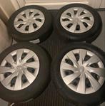 Winterbanden met Toyota wieldoppen voor oa Prius en Yaris, Auto-onderdelen, Banden en Velgen, Ophalen, Gebruikt, 15 inch, Banden en Velgen