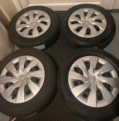 Winterbanden met Toyota wieldoppen voor oa Prius en Yaris, Auto-onderdelen, Banden en Velgen, Banden en Velgen, Winterbanden, 15 inch