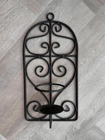 Zwarte metalen wandkandelaar beschikbaar voor biedingen